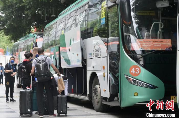 弗里克在今年9月份从德国队下课，《体育图片报》报道称他日前接受了一次手术，部位可能是在臀部，而他对未来的计划是在明年夏天重返教练席。